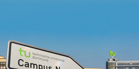 Wegweiser Campus Nord Ein Straßenschild mit dem Weghinweis zum Campus Nord zeigt in Richtung Mathetower.