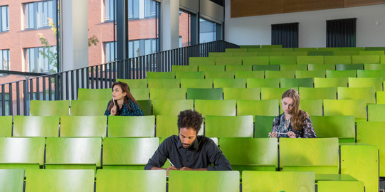 Studierende im Hörsaal Studierende sitzen in einem Hörsaal im Seminargebäude.
